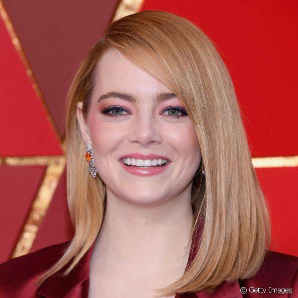Emma Stone apostou no look monocrom?tico na cor rosa e deixou o detalhe do delineado roxo para quebrar o visual do Oscar 2018 (Getty Images)